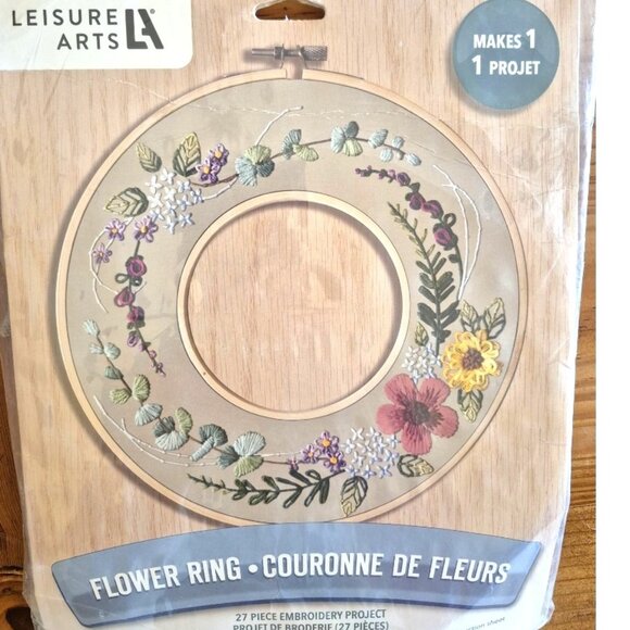 Leisure Arts -Stamped embroidery Kit Flower Ring -New - Picture 1 of 4